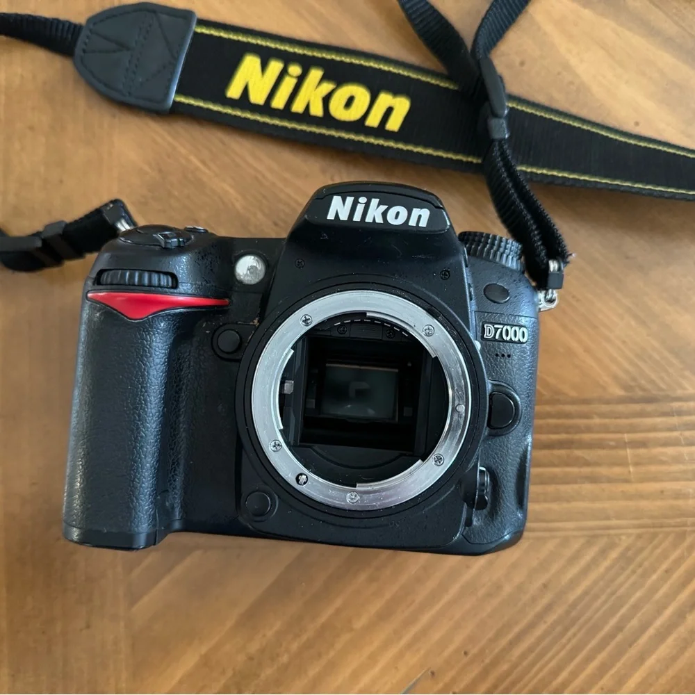 Selling Nikon D7000 and Nikkor 50mm lens